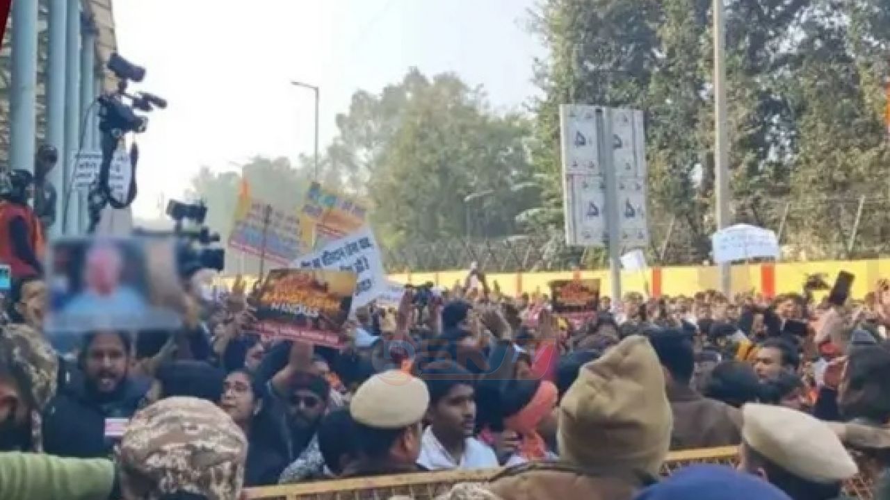 দিল্লিতে বাংলাদেশ হাইকমিশনের সামনে হিন্দুত্ববাদীদের বিক্ষোভ।