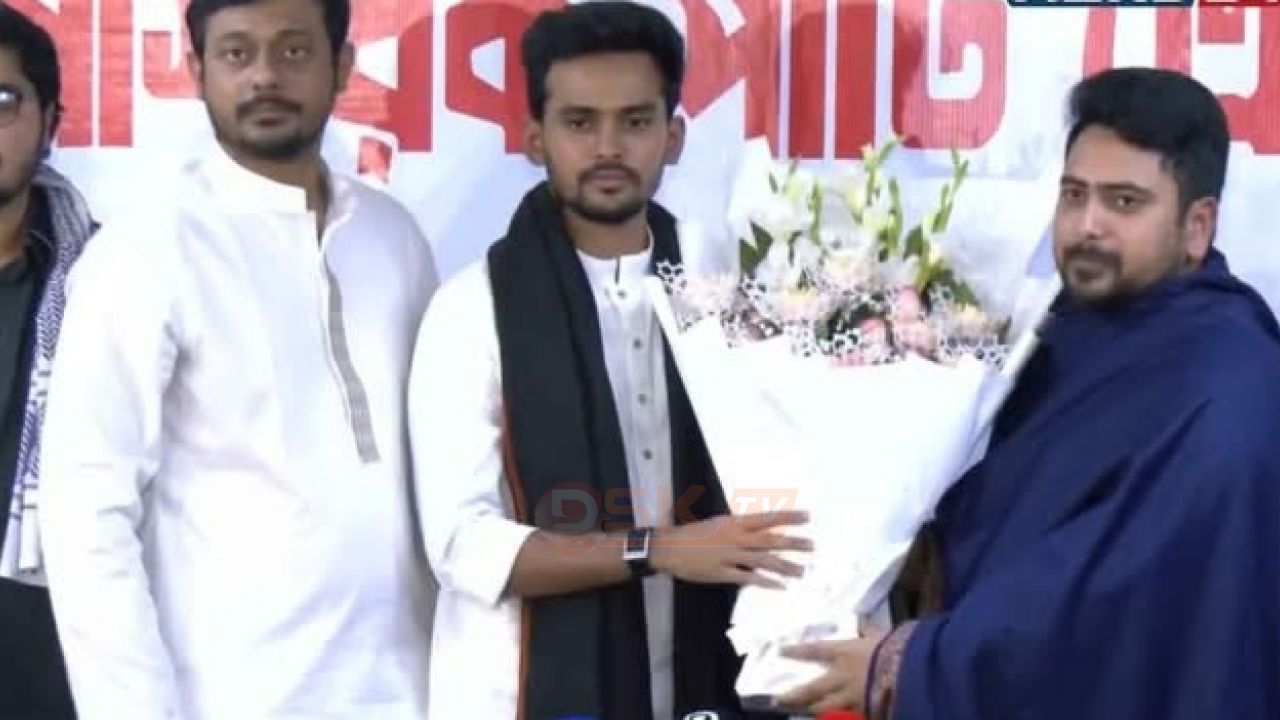 ফুল দিয়ে আসিফ মাহমুদকে বরণ করে নিলো এনসিপি