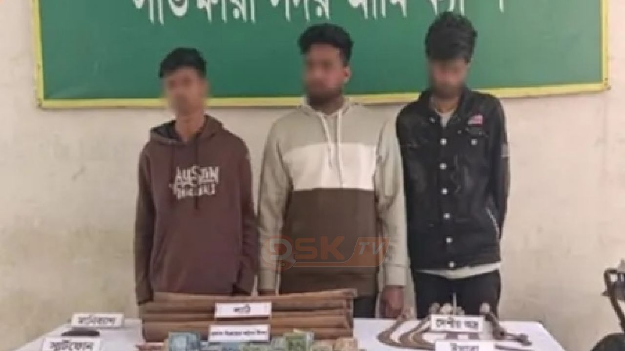 সাতক্ষীরায় সেনাবাহিনীর অভিযানে ই'য়াবা, দেশীয় অ'স্ত্র ও নগদ টাকাসহ তিনজন গ্রে'ফতার