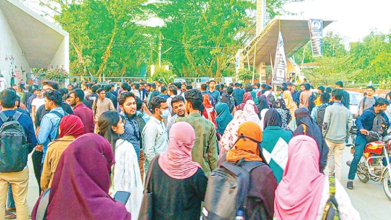 শাকসু নির্বাচন স্থগিতের প্র'তিবাদে উত্তাল শাহজালাল বিশ্ববিদ্যালয়