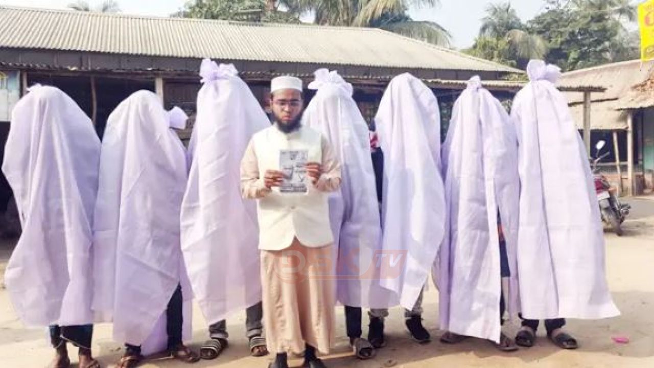 কাফনের কাপড় পরে নির্বাচনি প্রচারণায় জাতীয় পার্টির প্রার্থী। 