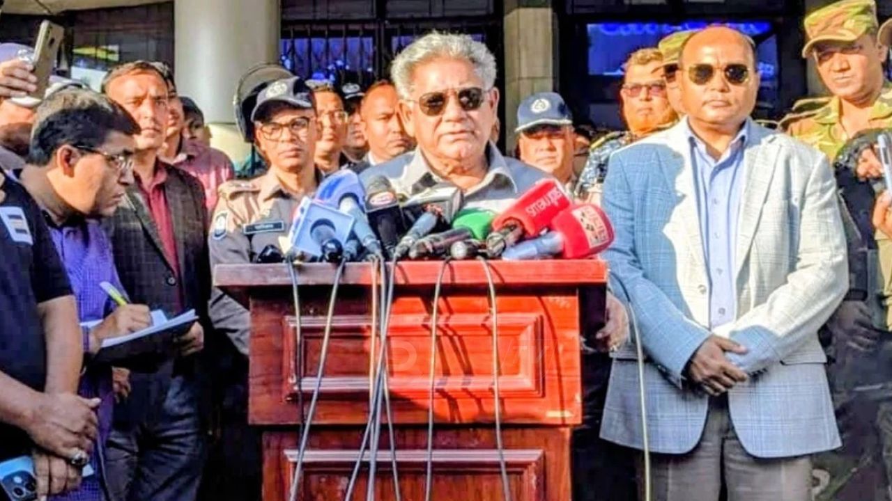 চট্টগ্রাম বন্দর খুলছে আগামীকাল, বাধা দিলে ক'ঠোর ব্যবস্থার হুঁ'শিয়ারি