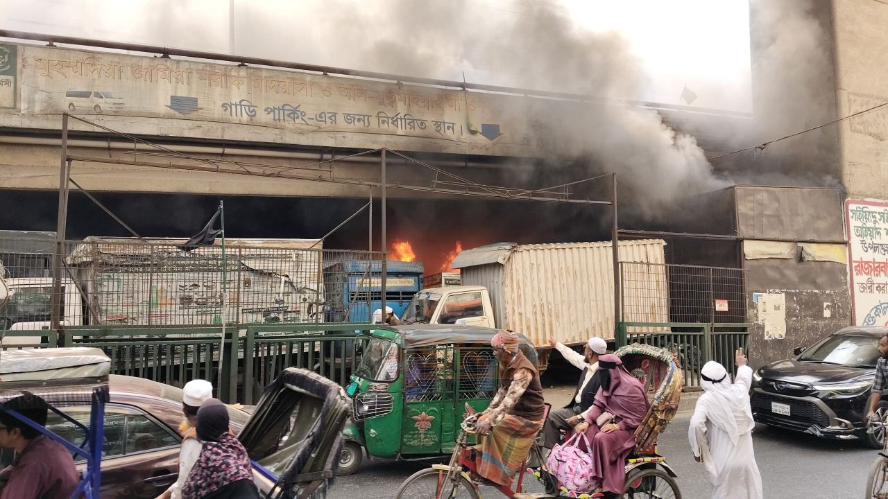 রাজারবাগ পুলিশ লাইনের সামনে দাঁড়িয়ে থাকা বাসে অ'গ্নিসংযোগ