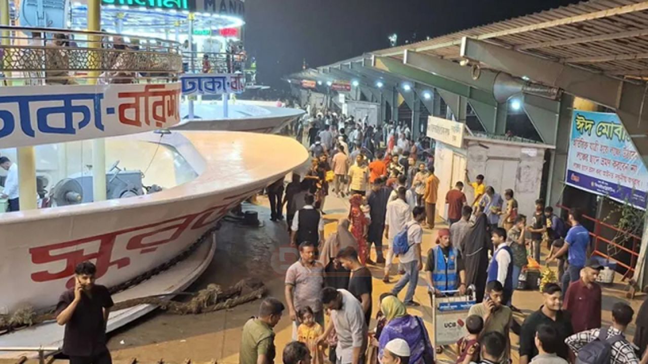 সদরঘাটে ট্রলার থেকে লঞ্চে ওঠার সময় ডুবে নি'হত ২