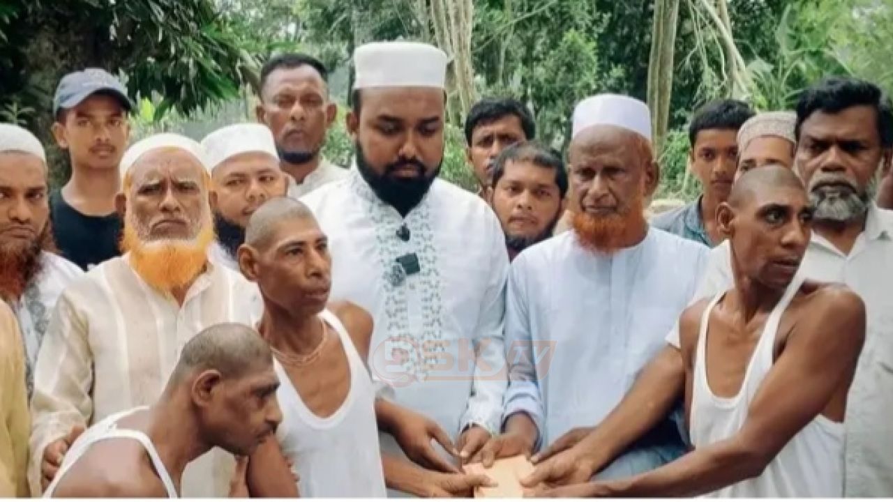 তিন অসহায় প্রতিবন্ধী সনাতন ধর্মাবলম্বী ভাইয়ের পাশে এমপি ড. শফিকুল ইসলাম মাসুদ