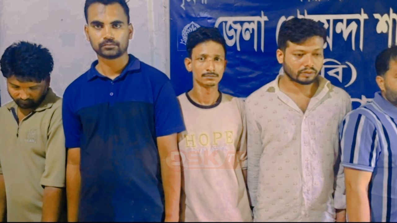 নোয়াখালীতে আবাসিক হোটেলে অভিযান, অসা'মাজিক কার্যকলাপের অভিযোগে ১৪ তরুণ-তরুণী গ্রে'প্তার &lrm;