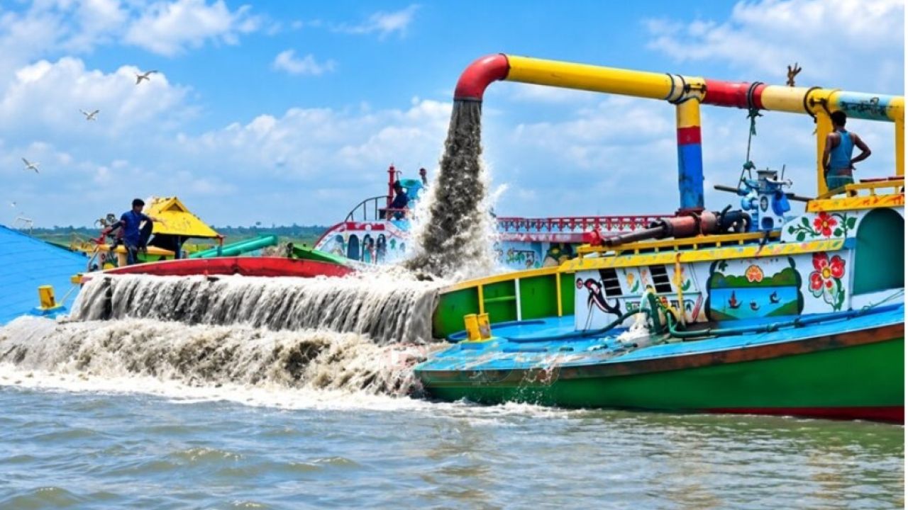 মতলব মেঘনা নদীতে ফের বালু খেকোদের হানা দীর্ঘ বেরিবাঁধ হুমকিতে   
