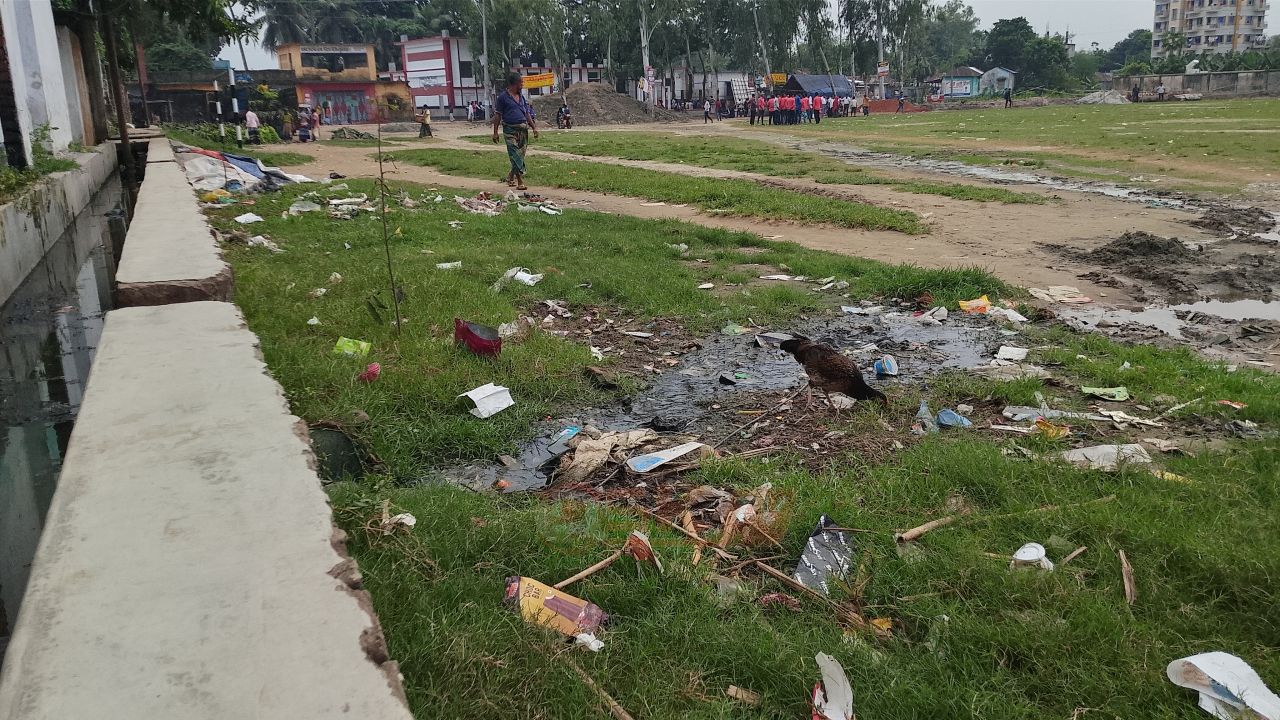 ড্রেনের দূষিত পানিতে মোকামতলা উচ্চ বিদ্যালয়ের মাঠ ন'ষ্ট হওয়ার অভিযোগ