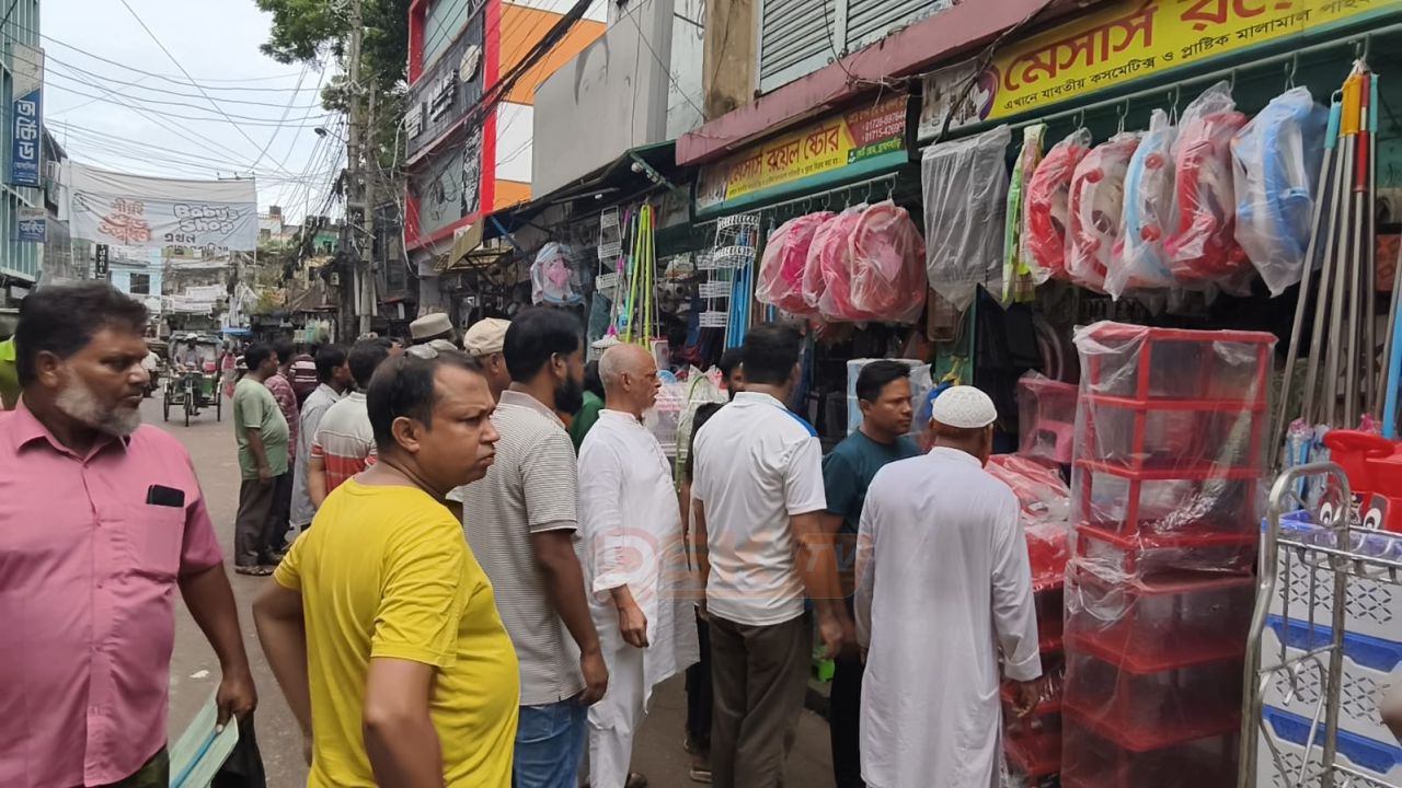 কোর্ট রোডে শহীদ পলু সড়ক হকার উচ্ছেদ, ফুটপাত দখলমুক্ত ও যানজট নিরসনে নবনির্বাচিত কমিটির অভিযান শুরু