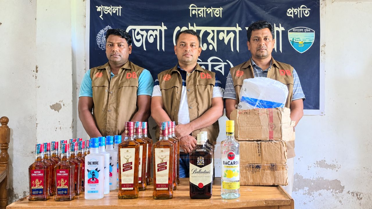 নোয়াখালীতে বিদেশি ম'দসহ আ'টক ১ &lrm;
